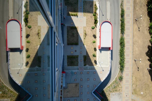 Χώρος Στάθμευσης Αντανακλάται Ένα Γυάλινο Παράθυρο Θέα Από Πάνω Χώρο — Φωτογραφία Αρχείου