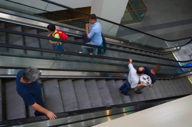 Denizli, Türkiye - Eylül 2018: Sokak tepsisinde çay servisi yapan ve otobüs durağında yürüyen merdivenlere giden adam.