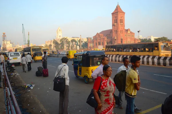 Chennai Tamil Nadu India March 2014 People Waiting Bus Tuk — Stok fotoğraf