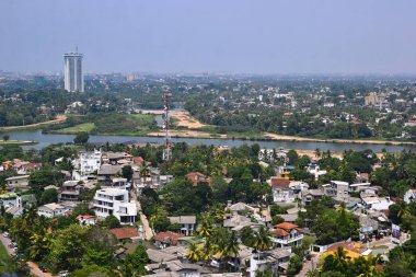 Colombo, Sri Lanka - Şubat 2017: Colombo şehrinin havadan görünüşü. Ön planda küçük konutlar ve yeşil palmiye ağaçları. 