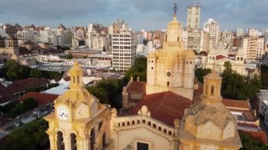 Crdoba Katedrali üzerinde insansız hava aracı uçuşu. Arjantin 'in en eski kilisesi. Katolik kilisesinin havadan görünüşü ve sabah güneş doğarken gökyüzü manzarası. Cordoba, Arjantin.