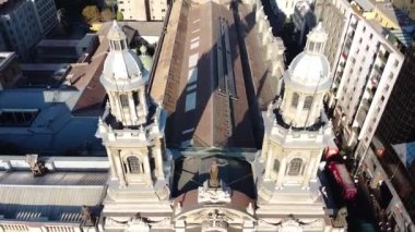 Santiago, Şili - Şubat 2020 Santiago Metropolitan Katedrali insansız hava aracı görüntüsü. Şehrin gökyüzü görüntüsü insansız hava aracı görüntüleri.