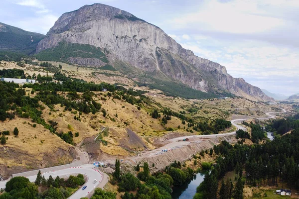 Cerro Mackay dağının ve Rio Simpson nehrinin havadan görünüşü