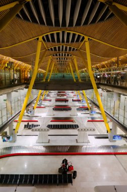 Madrid, Span - Ocak 2020: Madrid Barajas Uluslararası Havalimanı 'nın iç görünümü. Bagajını teslim almak için bagajını toplayan bir adam var.