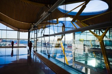 Madrid Barajas Uluslararası Havaalanı 'nın iç manzarası. Cam pencerelerde birçok yansıma var. Uluslararası terminal T4 'te modern havaalanı cam görüntüsü. Madrid, Açıklık.