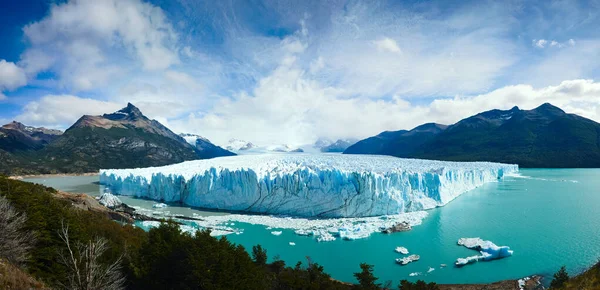 Perito Moreno Buzulu Panoraması El Calafate kasabası yakınlarındaki Arjantin 'in Patagonya' daki Los Glaciares Ulusal Parkı 'nda yer almaktadır. And Dağları 'ndaki Güney Patagonya buz sahasının bir parçasıdır..