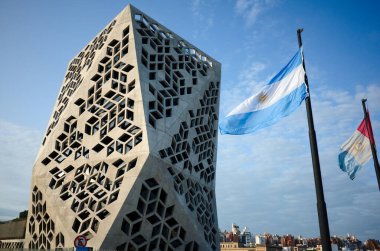 Centro Civico del Bicentenario (iki yüzüncü şehir merkezi) Arjantin bayrağı ve Cordoba bayrağını inşa ve dalgalandırıyor.