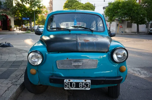 科尔多瓦 阿根廷 2020年1月 旧的复古菲亚特500型汽车停在路边 蓝色古董车 前大灯圆 意大利设计的经典汽车 — 图库照片