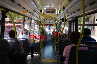 Buenos Aires, Arjantin - Ocak 2020: insanlar otobüse biniyor. Şehir otobüsündeki koltuklarda oturan yolcular.