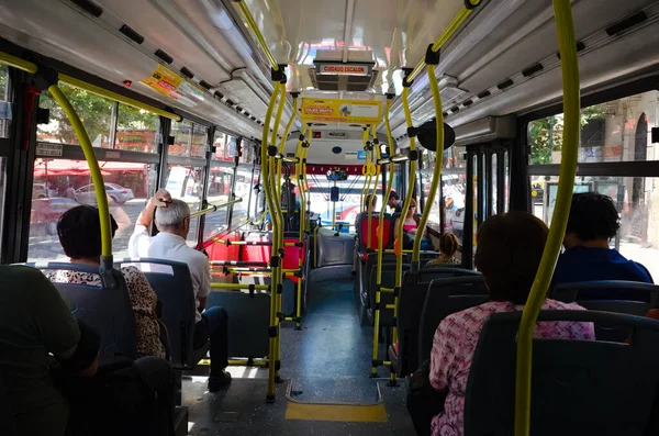 Buenos Aires, Arjantin - Ocak 2020: insanlar otobüse biniyor. Şehir otobüsündeki koltuklarda oturan yolcular.