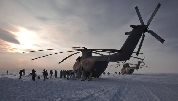 Вертолет МИ-26 в Арктике
