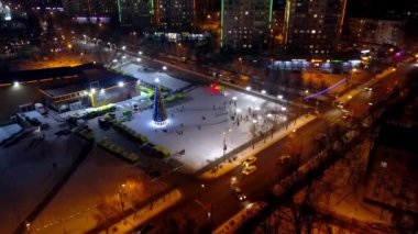 Gece şehrinde İHA uçuşu