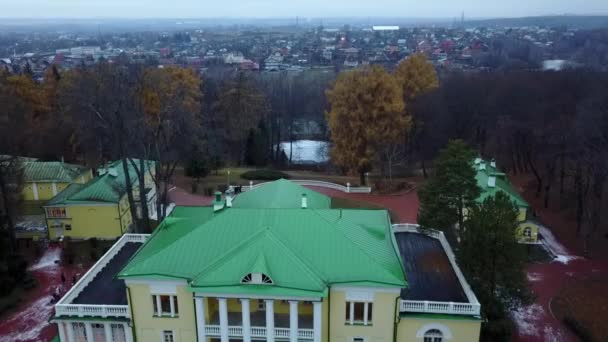 Un drone. survoler le domaine dans le parc 