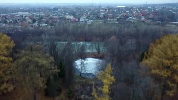 Un drone. survoler le domaine dans le parc 