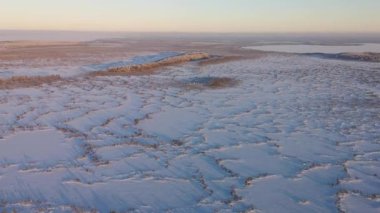 Kuzey Kutbu 'ndaki tundranın üzerinden uçmak