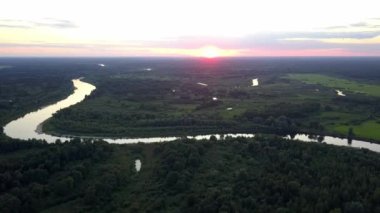 Ormanın üzerinden uçmak. Nehrin üzerinden uçmak. ovanın panoraması
