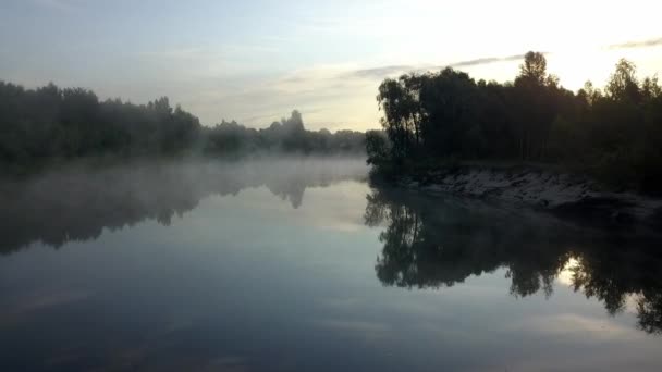 survoler la rivière. brouillard sur l'eau 