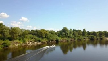 Sürat teknesi. Nehrin üzerinden uçmak