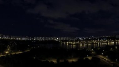 Gün. Hızlandırılmış çekim. Şehirdeki nehir.