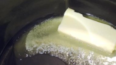 Tereyağı tavada erir.