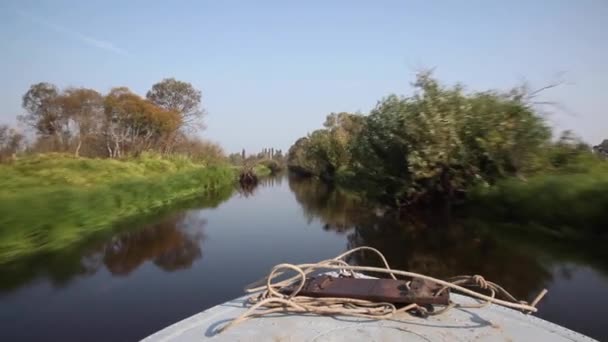 在一条狭窄的河上的船上 — 图库视频影像