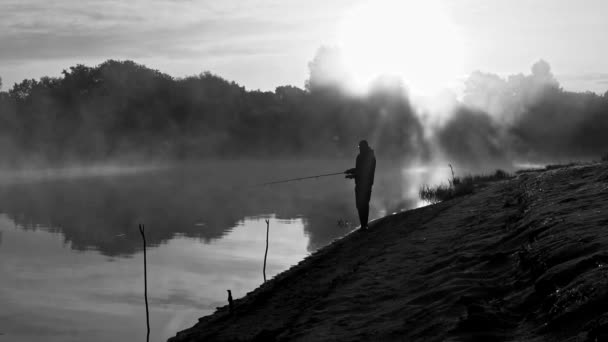 Goedemorgen Mist Rivier Mens Aan Het Vissen — Stockvideo