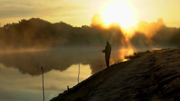 Goedemorgen Mist Rivier Mens Aan Het Vissen — Stockvideo