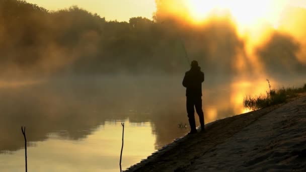 Bom Dia Nevoeiro Rio Homem Está Pescando — Vídeo de Stock