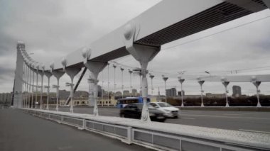 Moskova. Kırım köprüsü. araba trafiği