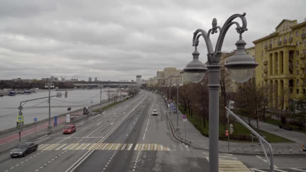 Moscú Tráfico Coches Cuarentena Terraplén Del Río — Vídeo de stock