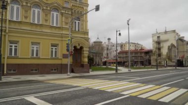Moskova 'da karantina. Şehir merkezi. boş sokaklar