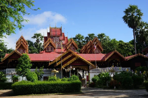Wat Sri Rong Muang Lampang Thajsko dřevěná architektura — Stock fotografie