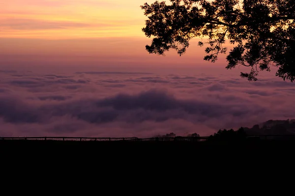Инверсия облаков на восходе солнца — стоковое фото