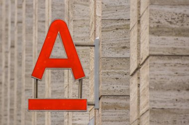 Rusya, Moskova - 15 Mar 2018: Alfa Bank logosu dokulu duvar arka plan üzerinde.  .