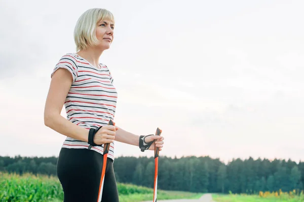 Nordic Walking Mujer Activa Haciendo Ejercicio Aire Libre Chica Rubia — Foto de Stock