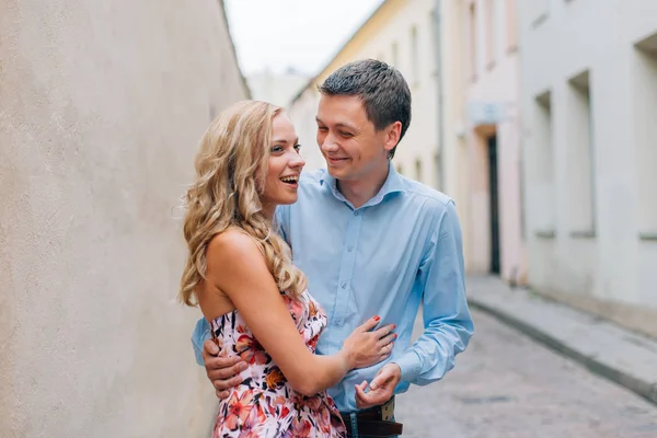 Jonge Gelukkige Paar Knuffelen Straat Glimlachende Man Vrouw Met Plezier — Stockfoto