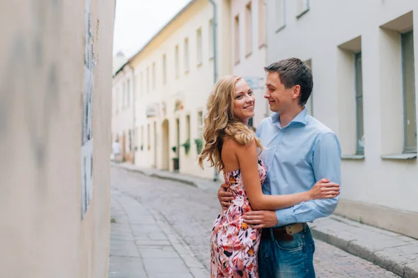 年轻快乐的情侣拥抱在街上 微笑的男人和女人在城市的乐趣 — 图库照片