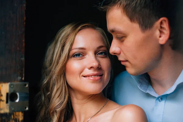 Close Retrato Casal Elegante Amor Homem Bonito Uma Mulher Linda — Fotografia de Stock