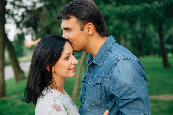 Pareja Joven Saliendo Coqueteando Parque Atardecer Hombre Feliz Mujer Bonita — Foto de Stock