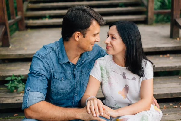 Jovem Casal Muito Feliz Sentado Escadas Madeira Parque Homem Mulher — Fotografia de Stock