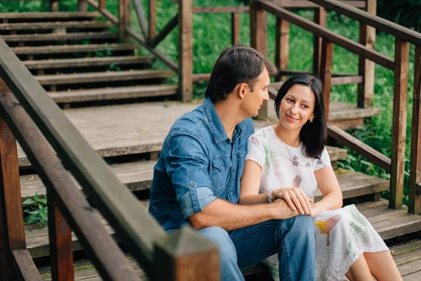 Joven Pareja Bastante Feliz Sentado Escaleras Madera Parque Hombre Mujer — Foto de Stock