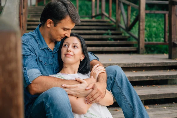 Joven Pareja Bastante Feliz Sentado Escaleras Madera Parque Hombre Mujer — Foto de Stock