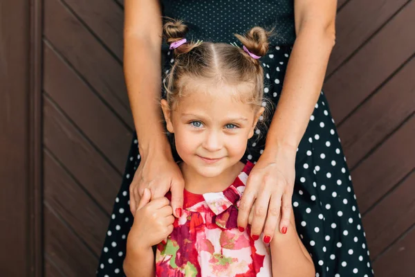 Zavřete Portrét Mamina Bych Píchal Stylový Málo Usměvavá Dívka Matky — Stock fotografie