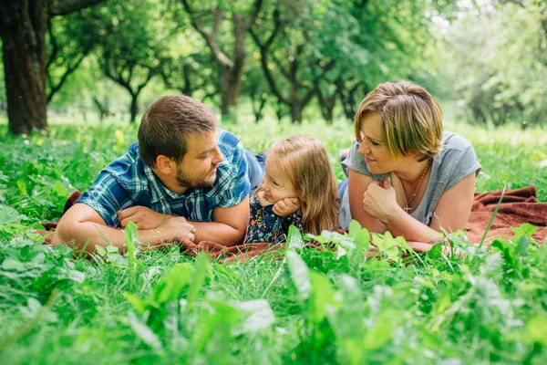 Junge Glückliche Dreiköpfige Familie Die Auf Einer Decke Park Liegt — Stockfoto