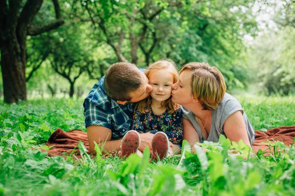 Joven Familia Feliz Tres Tumbados Manta Parque Divirtiéndose Feliz Concepto — Foto de Stock