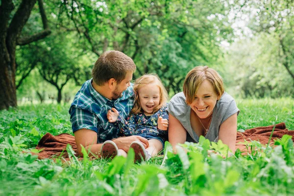 Mladá Rodina Tří Ležet Dece Parku Baví Pojem Šťastné Rodičovství — Stock fotografie