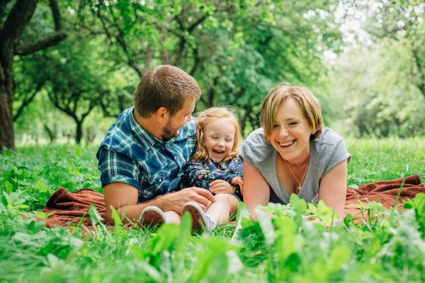 Joven Familia Feliz Tres Tumbados Manta Parque Divirtiéndose Feliz Concepto — Foto de Stock