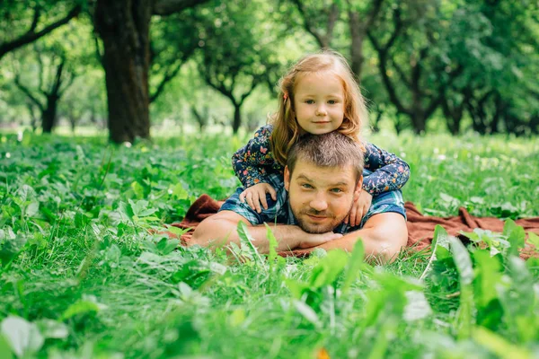 Kleines Mädchen Das Auf Seinem Vater Park Liegt Grünes Gras — Stockfoto