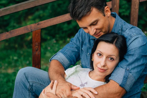 Jovem Casal Muito Feliz Sentado Escadas Madeira Parque Homem Mulher — Fotografia de Stock