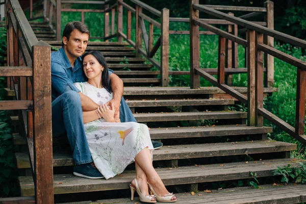Jovem Casal Muito Feliz Sentado Escadas Madeira Parque Homem Mulher — Fotografia de Stock